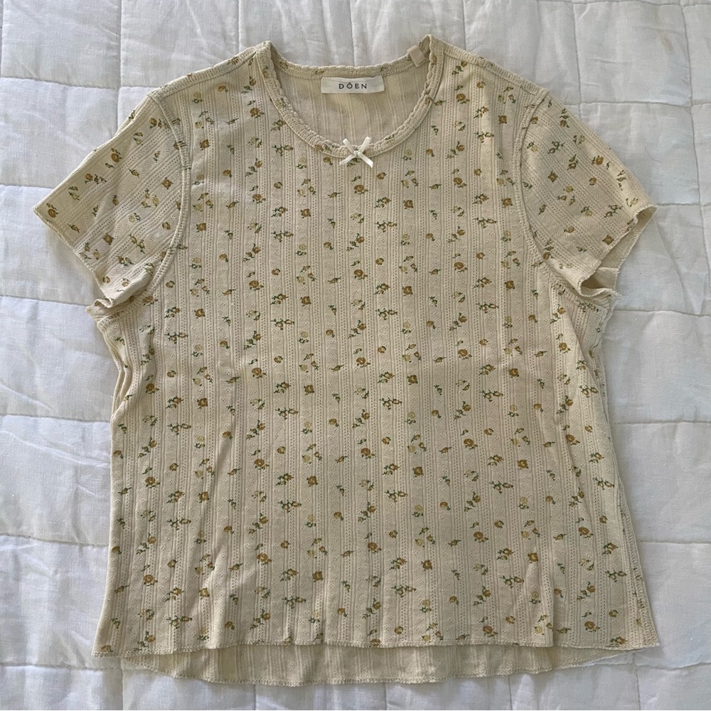 Bebe tee in golden sweet pea